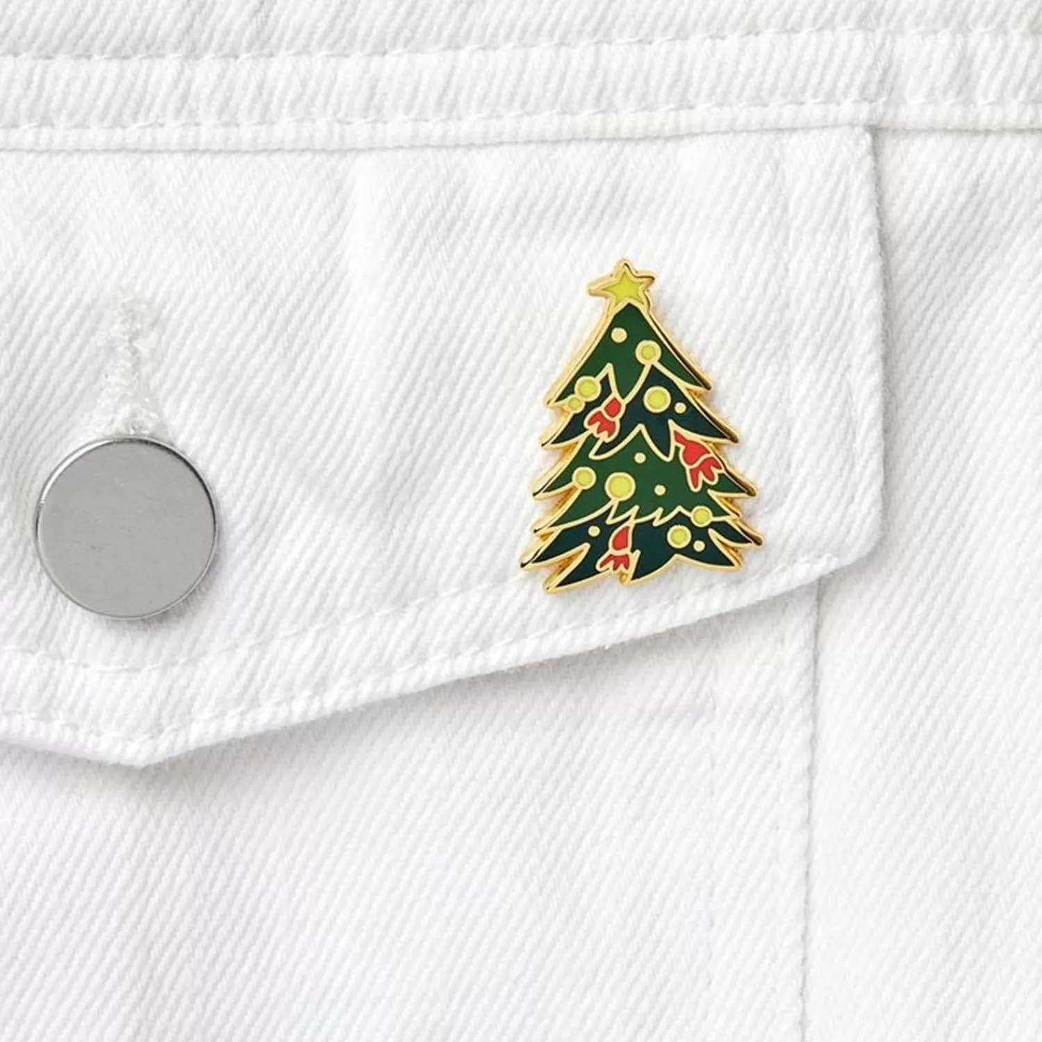 Yuletide Timber Enamel Pin*Erstwilder Best